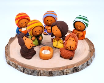 美しい手作りのペルーのキリスト降誕シーン - 伝統的なアンデスの帽子