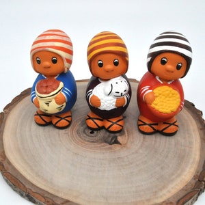 Peruvian nativity scene 8 pieces Christmas & their striped hats, terracotta nativity scene, nativity scene, Andean nativity scenes, Peruvian nativity scene image 6