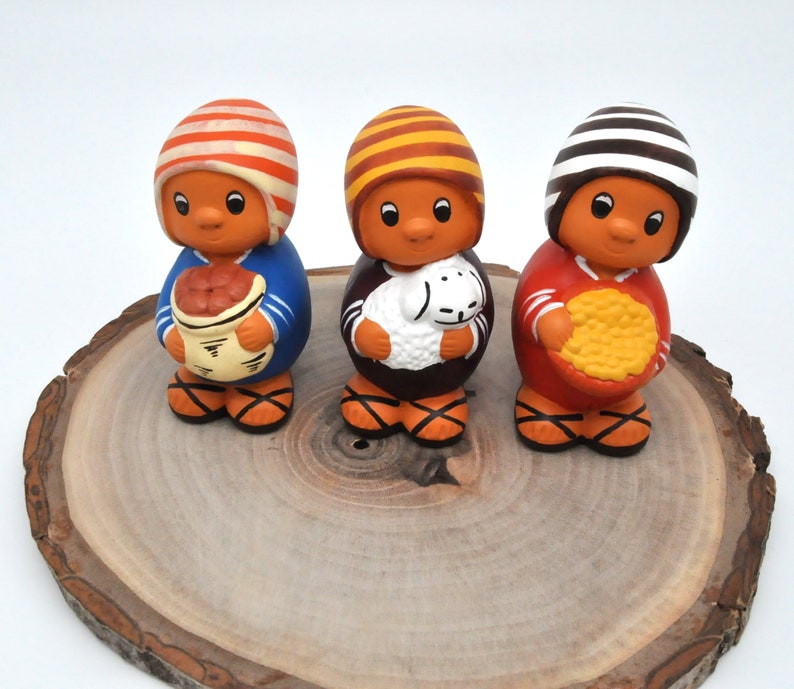 Peruvian nativity scene 8 pieces Christmas & their striped hats, terracotta nativity scene, nativity scene, Andean nativity scenes, Peruvian nativity scene image 6