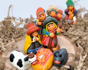 Magnifique Crèche péruvienne artisanale - 8 pièces avec chapeaux andins traditionnels - Hauteur 6,8 cm