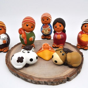 Peruvian nativity scene 8 pieces Christmas & their striped hats, terracotta nativity scene, nativity scene, Andean nativity scenes, Peruvian nativity scene image 2