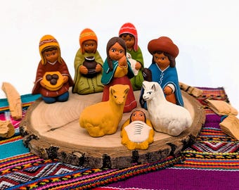 Peruviaans handgemaakte kerstgroep – 8 stukken – Andes‑hoeden - AYACUCHO – Keramiek – Hoogte 6 cm