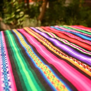 IIIb. Tissu Péruvien Andin &quot;Rayé&quot; à la coupe (avec couture) | Tissage péruvien Aguayo | Tissus rayés colorés | Telar Inca | Artisanat Pérou