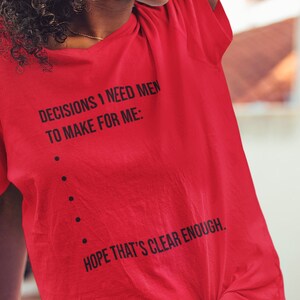 Un elenco di decisioni che gli uomini devono prendere per me - La maglietta lo spiega in dettaglio. Taglio unisex, femminista, diritti delle donne, uguaglianza dei diritti.