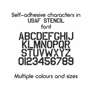 Adesivos de vinil autoadesivos com letras e números de fonte estêncil, adequados para uso interno e externo.