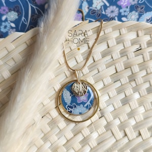 Collezione di fiori giapponesi, collana rotonda placcata oro in Blue Flowery Washi Paper
