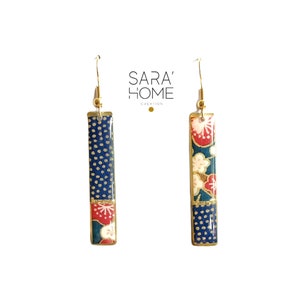 Collezione di fiori giapponesi, Orecchini lunghi rettangolari placcati in oro in carta Washi floreale blu scuro e rossa