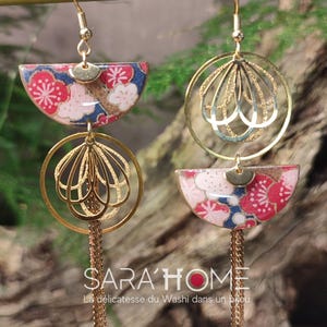 Collezione HOSHI, Orecchini lunghi asimmetrici in carta Washi floreale rossa e blu navy