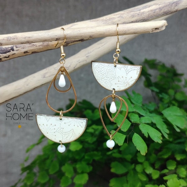 Boucles d’oreilles asymétriques d'inspiration japonaise blanche