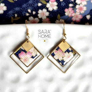 Collezione di fiori giapponesi, orecchini placcati oro quadrato in blu scuro e carta Washi fiorita rosa pallido