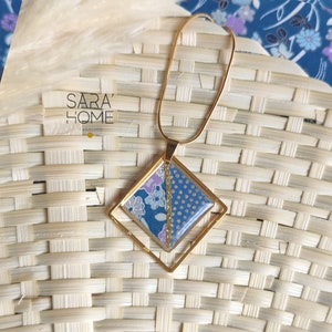 Collana giapponese, collana floreale blu, collana botanica, ciondolo placcato oro quadrato in carta Washi con stampa floreale, collana minimal