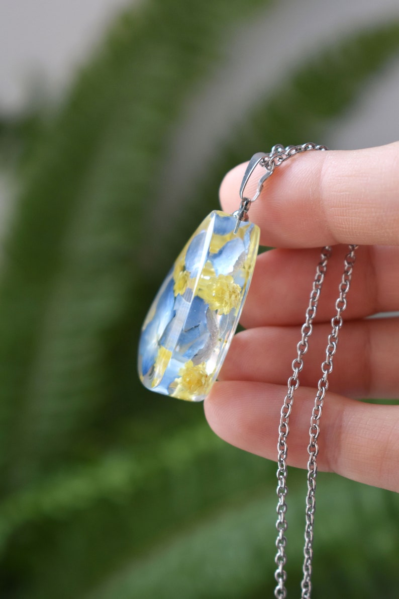 Medallion with hydrangea. Blue pressed hydrangea flower necklace Hydrangea Pendant in resin
