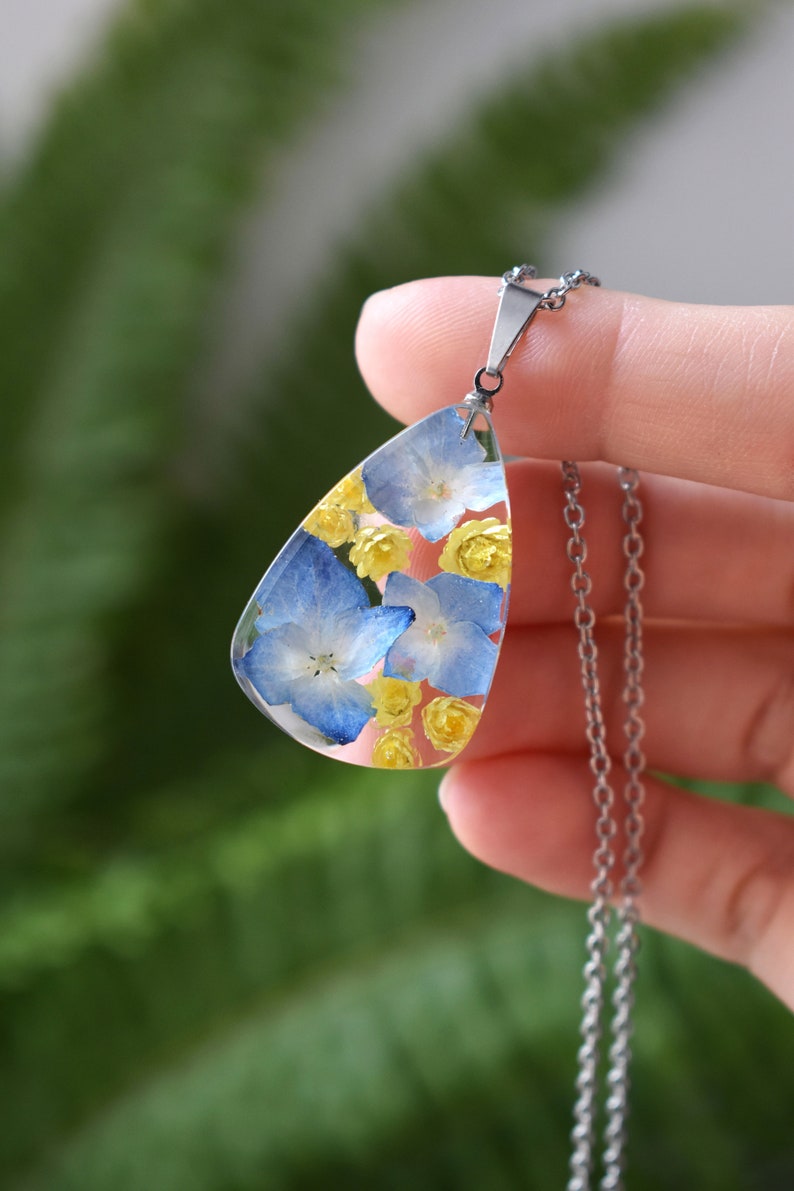 Medallion with hydrangea. Blue pressed hydrangea flower necklace Hydrangea Pendant in resin