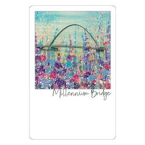 Puede incluir: Una impresión artística rectangular con el Puente del Milenio. El puente se representa con un diseño de arco curvo sobre un fondo colorido de salpicaduras de pintura azul, morado y rosa. Las palabras "Millennium Bridge" están escritas en verde.