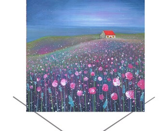 Op de afbeelding: Acrylverfschilderij van een veld met roze bloemen onder een sterrenhemel. Een klein wit huis met een rood dak staat op een heuvel met uitzicht op de zee. Het kunstwerk heeft een dromerige, impressionistische stijl.