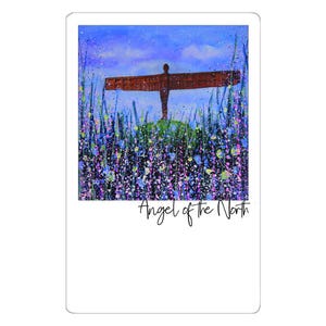 Peut inclure: Une peinture de la sculpture de l'Ange du Nord dans un champ de fleurs bleues, violettes et roses. La sculpture est une grande figure ailée aux bras tendus. Le ciel est bleu avec des nuages blancs. Le texte "Angel of the North" est écrit sous l'image.