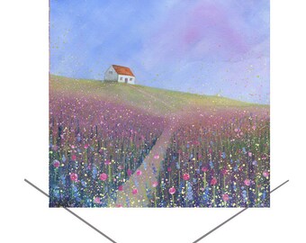 Op de afbeelding: Een wit huisje met een rood dak staat op een heuveltop met uitzicht op een veld met paarse en roze wilde bloemen. Een pad leidt naar het huisje.