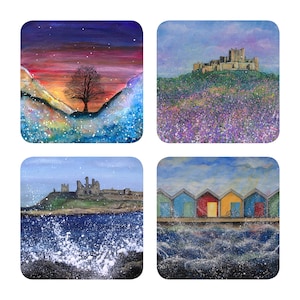 Könnte beinhalten: Vier quadratische Untersetzer mit Landschaftsbildern. Einer zeigt einen Sonnenuntergang über einem Gebirge, ein weiterer ein Schloss auf einem Hügel mit Blumen, ein dritter ein Schloss am Meer und der letzte bunte Strandhütten.