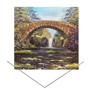 Pode incluir: Uma pintura de uma ponte de pedra sobre um rio com uma cachoeira ao fundo. A ponte é arqueada e tem uma aparência rústica. O rio corre sobre rochas e a cachoeira desce por um penhasco rochoso. A pintura é feita em um estilo realista e tem um toque suave e de sonho.