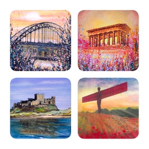 Könnte beinhalten: Ein Set aus vier quadratischen Untersetzern mit Aquarellmalereien von Wahrzeichen Großbritanniens. Die Untersetzer zeigen die Tyne Bridge, den römischen Tempel am Hadrianswall, Bamburgh Castle und den Angel of the North.