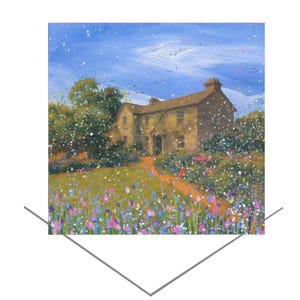 以下が含まれることがあります： 茶色の屋根の石造りの家の絵画。色とりどりの花が咲く庭に囲まれています。空は青く、白い斑点があります。小道が玄関へと続いています。この作品は、印象派的なスタイルです。