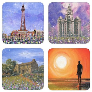 Puede incluir: Juego de cuatro posavasos cuadrados con esquinas redondeadas, cada uno con una pintura de acuarela. Las imágenes incluyen una torre, un edificio con un reloj, una casa en un campo y una figura en una playa al atardecer. Los posavasos están rodeados por un diseño floral.