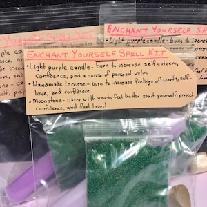Pode incluir: Kit de feitiços Encante-se com uma vela roxa clara, incenso verde e uma pedra da lua. O kit foi projetado para aumentar a autoestima, a confiança e a sensação de valor pessoal.