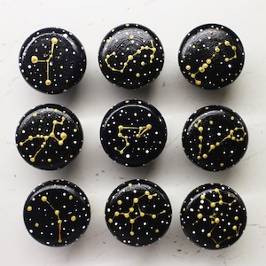 Perillas de constelaciones, perillas estrelladas de luna y estrella pintadas a mano, perillas de armario de madera pintadas a mano, perilla de puerta de cielo nocturno con mapa de estrellas