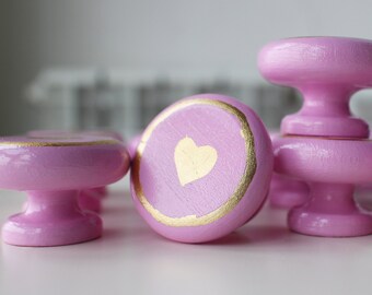 Pomello a forma di cuore rosa dipinto a mano: decorazione per mobili in foglia d'oro
