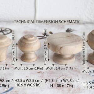Op de afbeelding: Vier onafgewerkte, lichtgekleurde houten kastknoppen in verschillende vormen en maten. Een technisch maatschema toont de afmetingen in centimeters en inches, waaronder breedtes van 3, 2,5, 3,8 en 3,5 cm en projecties van 2,5, 2,5, 2,7 en 3,5 cm.