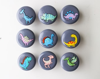 Ręcznie malowane pastelowe gałki do szuflad z drewna z motywem dinozaurów: dekoracja dla dzieci