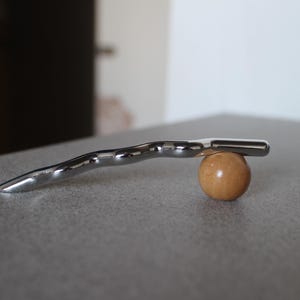 Pu&ograve; includere: Un vassoio da portata in legno fatto a mano con finitura naturale. Il vassoio ha forma rettangolare, bordi rialzati e due manici. La venatura del legno &egrave; visibile. Dimensioni: circa 40 cm di lunghezza e 25 cm di larghezza.