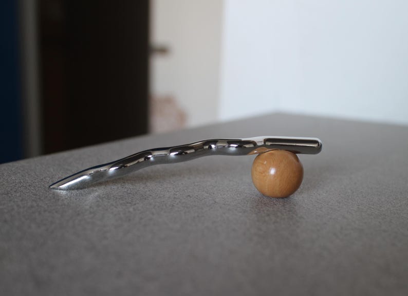 Pu&ograve; includere: Un vassoio da portata in legno fatto a mano con finitura naturale. Il vassoio ha forma rettangolare, bordi rialzati e due manici. La venatura del legno &egrave; visibile. Dimensioni: circa 40 cm di lunghezza e 25 cm di larghezza.