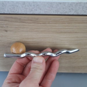 Pu&ograve; includere: Un set di tre tazze in ceramica con finitura opaca e macchiettata. Le tazze sono nei toni del crema, grigio chiaro e grigio scuro. Ogni tazza ha un design semplice e minimalista, perfetto per caff&egrave; o t&egrave;.