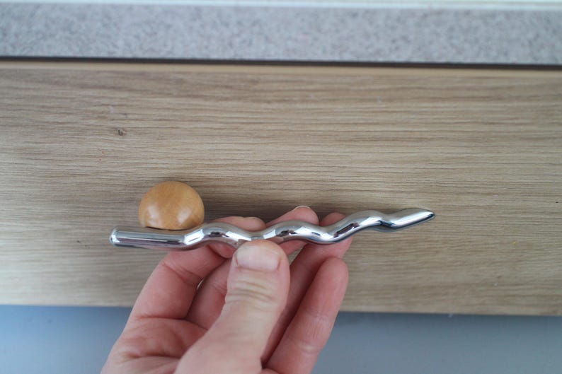 Pu&ograve; includere: Un set di tre tazze in ceramica con finitura opaca e macchiettata. Le tazze sono nei toni del crema, grigio chiaro e grigio scuro. Ogni tazza ha un design semplice e minimalista, perfetto per caff&egrave; o t&egrave;.