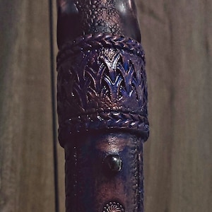 Arco recurvo Omen: arco funcional artesanal de inspiración escita con empuñadura de cuero para tiro con arco de fantasía, ideal para LARP y exhibición.