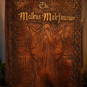 El Malleus Maleficarum – Martillo de las Brujas (Talla de cuero)