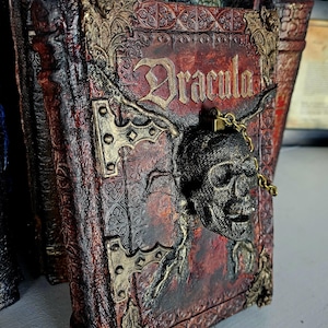 Dracula von Bram Stoker: Eine Handgebundene Horror Edition aus punziertem Leder