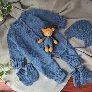 Handgestrickte Baumwolle Baby Outfit: Blauer Body, Mütze, Socken & Löwe Spielzeug