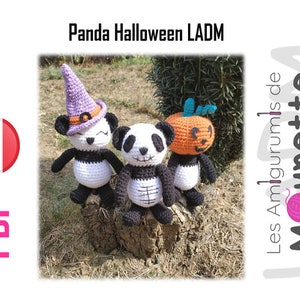 Op de afbeelding: Drie gehaakte pandaberen gekleed in Halloween-kostuums. Eén panda draagt ​​een heksenhoed, een ander is een skelet en de derde is een pompoen. De panda's zitten op een boomstronk.