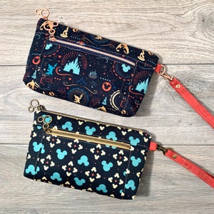 Tela de dragón púrpura, espectacular nocturno, inspira el castillo de Disney - Bolsa / pulsera Devon con doble cremallera con ranuras para tarjetas