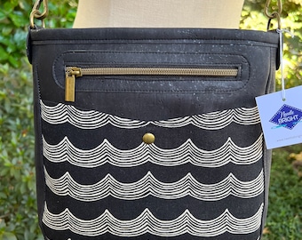 Bolso bandolera Gaia de corcho negro con acento de ondas de lino de superficie FIGO