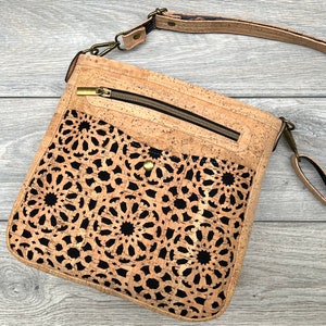 Monedero de bandolera natural Gaia con panel de acento de corcho de mandala negro cortado con láser