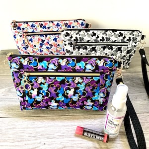 Tela de dragón púrpura, Mousefetti, Mickey Mouse, inspirado en Disney- Bolsa Devon de doble cremallera / Pulsera con ranuras para tarjetas