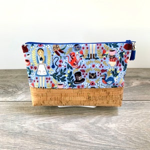 Rifle Paper Co. Alice im Wunderland hellblau, Schminktasche, klein