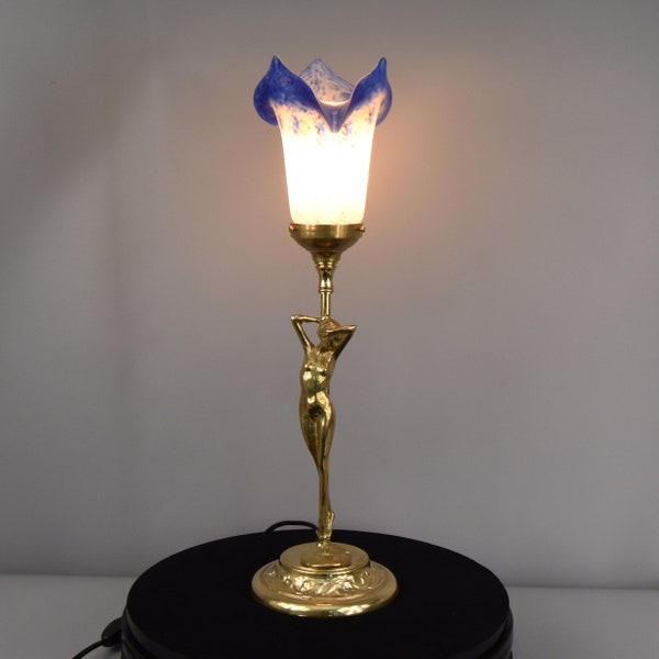 Unieke lamp in art-decostijl, gepolijst messing, lampenkap in bloemvorm, lamp met vrouwensculptuur, nachtstandlamp
