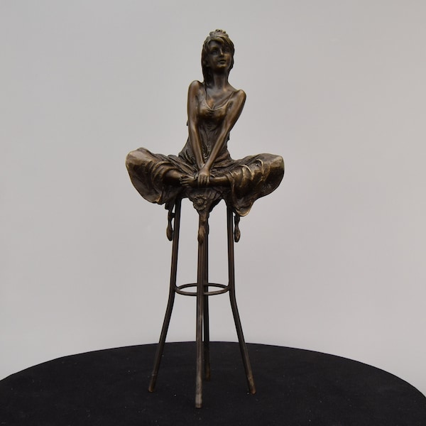 Dame sur tabouret de bar, Femme sexy, Sculpture en bronze, Figurine signée, Marque de fonderie