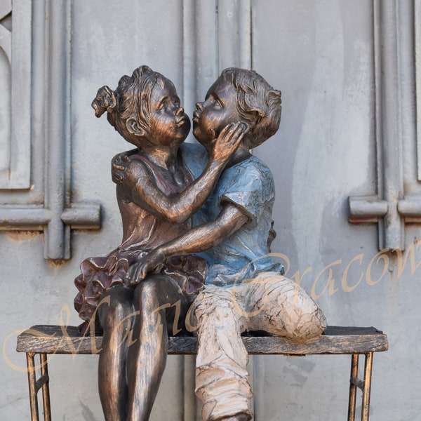 Enfants assis sur un banc et s’embrassant Sculpture, figurine vintage, idée cadeau