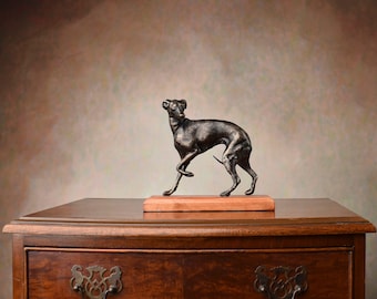 Windhund-Skulptur auf Holzsockel, Hundefigur, Vintage-Statue, Geschenkidee