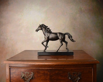 Pferd, Wildross Skulptur aus Gusseisen auf Marmorsockel, Geschenkidee